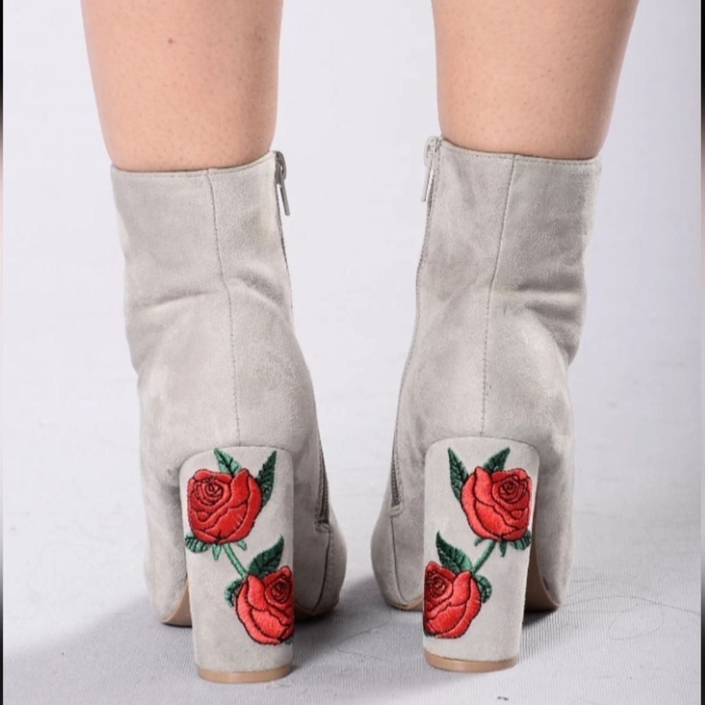 Wild Diva Tan Embroidered Boots Size 8.5